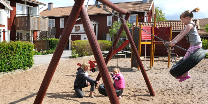 Lekplats och hus i Alboga