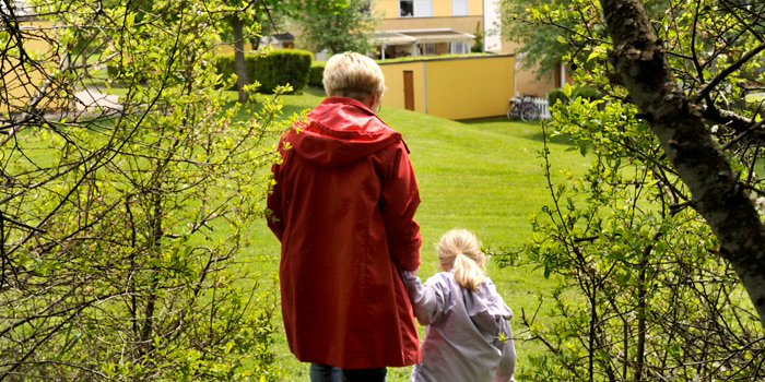 bostadsomraden-husby-backe-manniskor